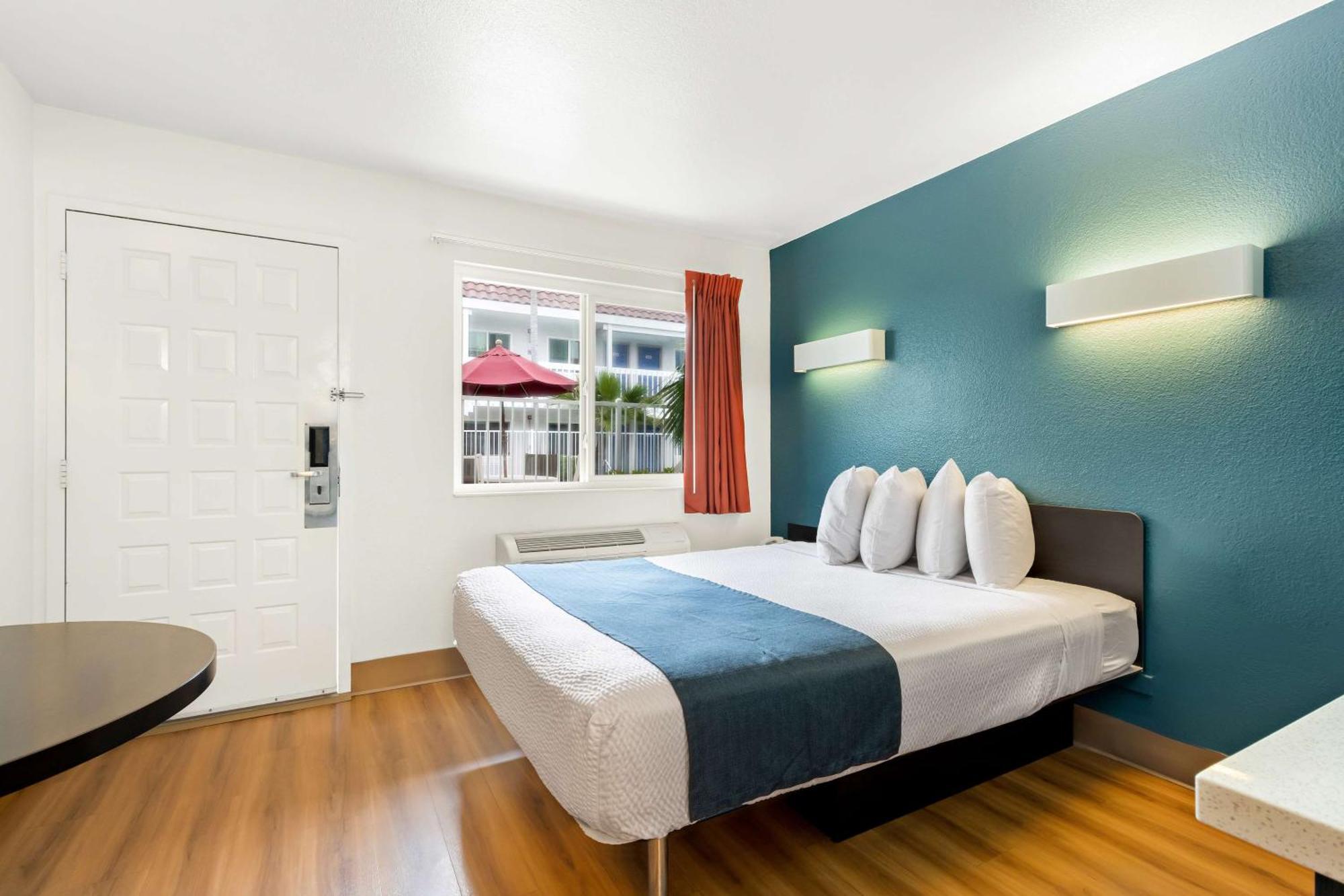 Studio 6 Suites Carpinteria, Ca Santa Barbara South Exteriör bild